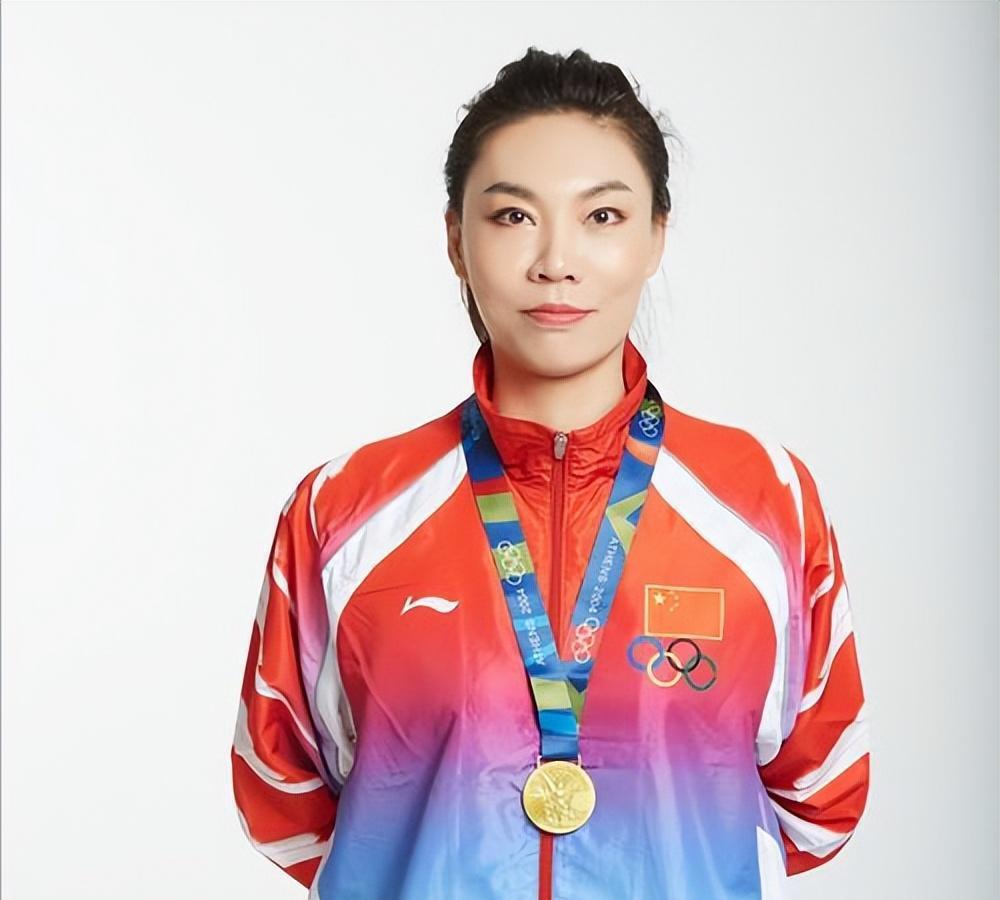 张萍:中国女排"暴力"副攻的辉煌与寂寞 张萍是中国女排历史上最具"