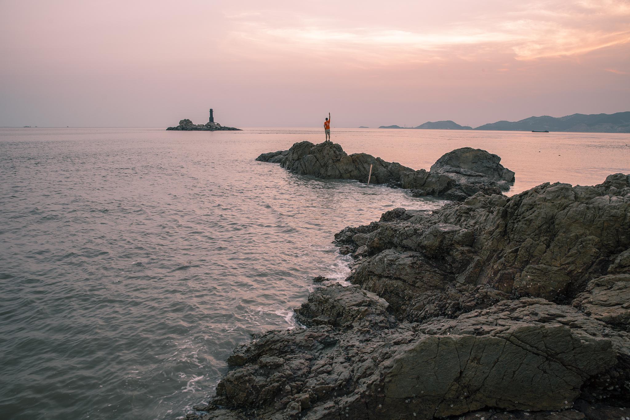 君山岛:洞庭湖上的明珠 君山岛,位于湖南省岳阳市的洞庭湖上,是那颗