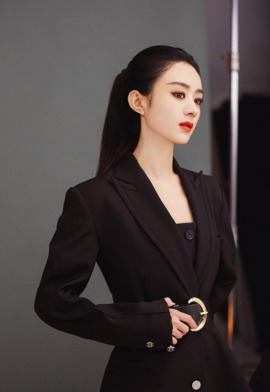 赵丽颖:从清纯小女生到女强人的华丽蜕变 赵丽颖以浓妆红唇,高马尾的