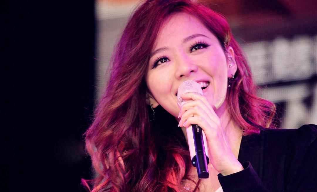 从迷失到醒悟的艰难历程 张靓颖,这位被誉为"高音天后"的歌手,凭借其