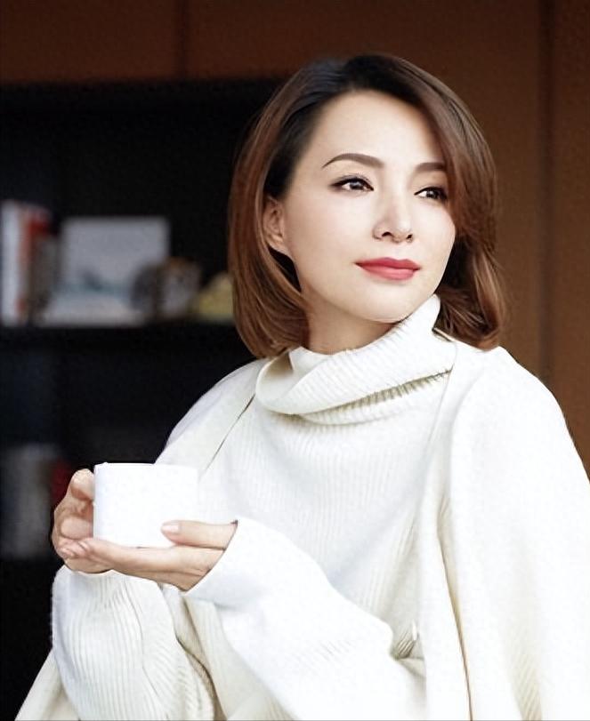 49岁董卿大变样,头发稀疏打扮像村姑!