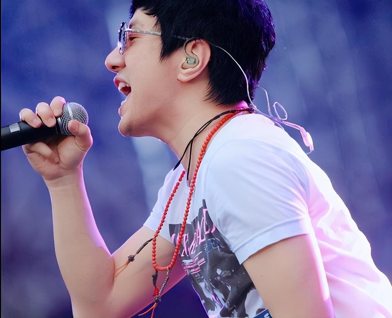 摇滚老炮"郑钧的激荡情史 郑钧出生在一个西安知识分子家庭,父亲去世