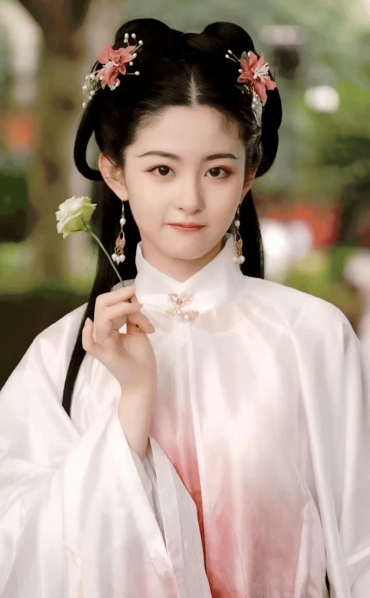 于正女演员瘦身争议 制片人于正晒出女演员赵晴的剧照,表示赵晴需再瘦