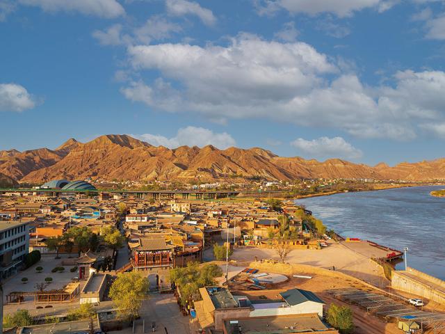 青城古镇:西北风情与历史厚重的瑰宝 青城古镇,位于甘肃省榆中县黄河