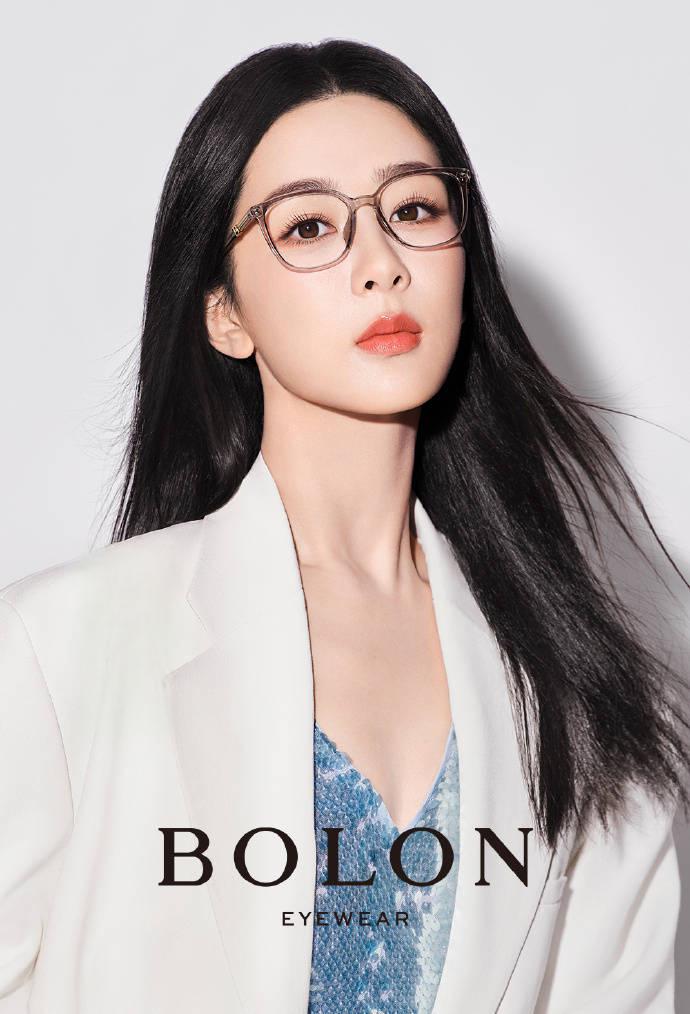 杨紫:从"国民闺女"到时尚宠儿 杨紫凭借实力和人缘享有名声,从"国民