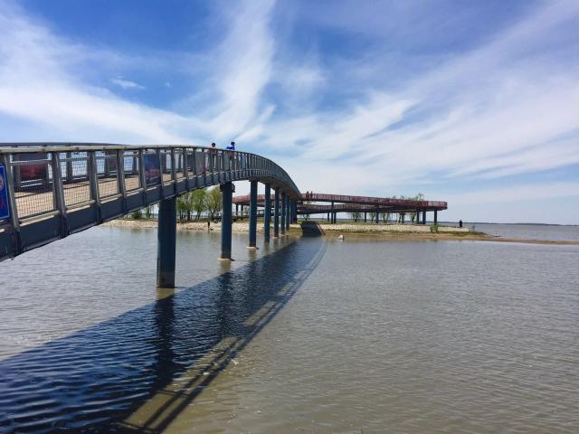 它如繁星般点缀,每个湖泊都有自己的故事,而卧龙湖,更是承载着深厚的