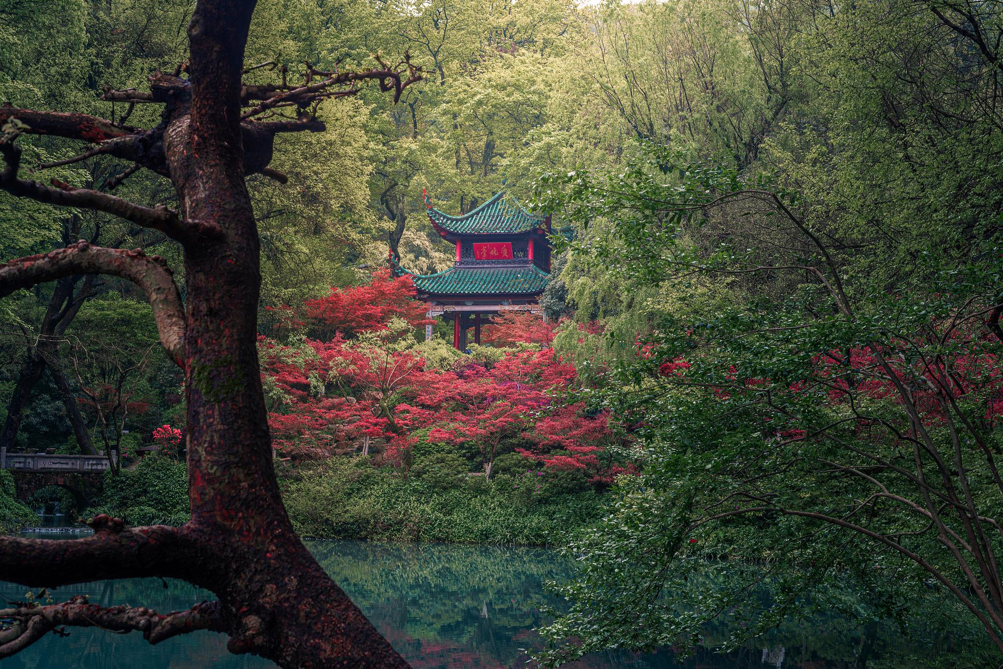 岳麓山旅游攻略:探索人间仙境 岳麓山,位于湖南省长沙市岳麓区,是中国