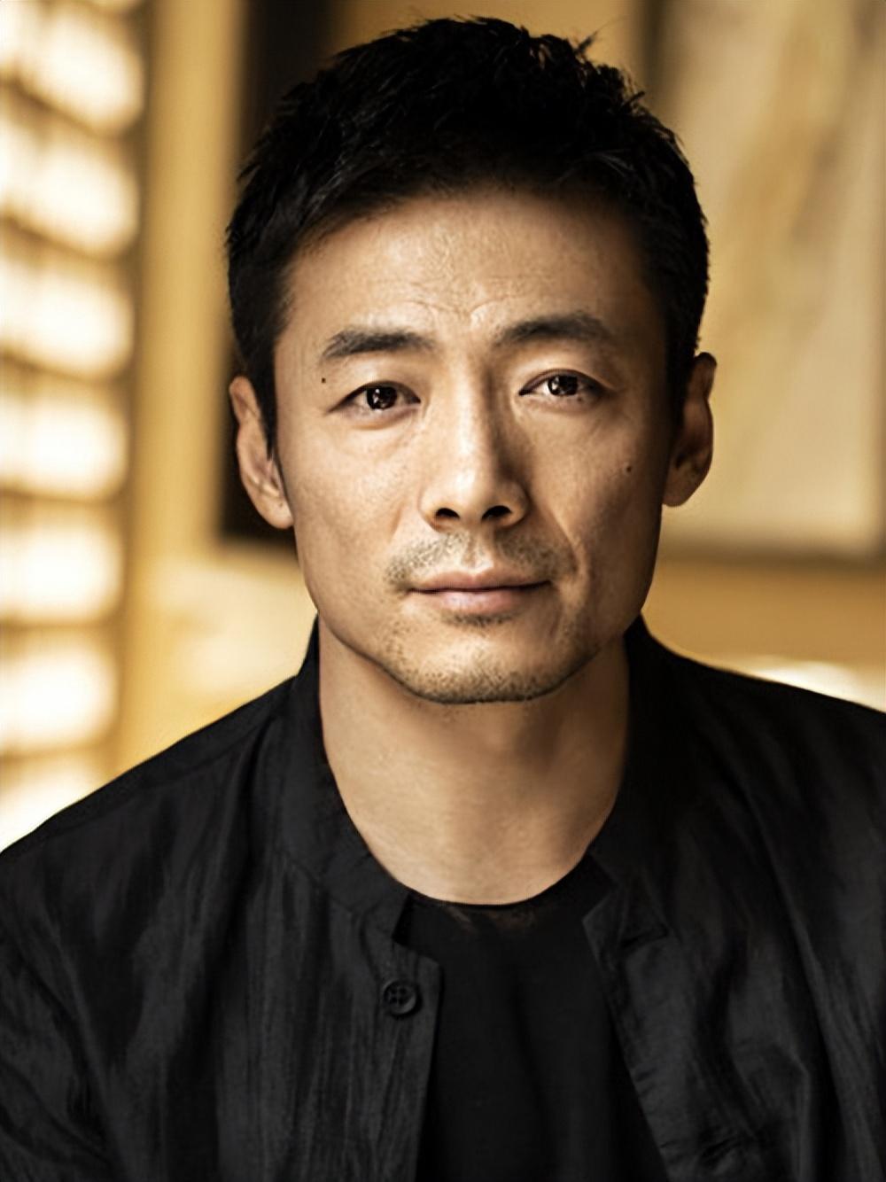 祖峰:演技精湛,追求内心的快乐 祖峰是一名大器晚成的优秀演员,他的