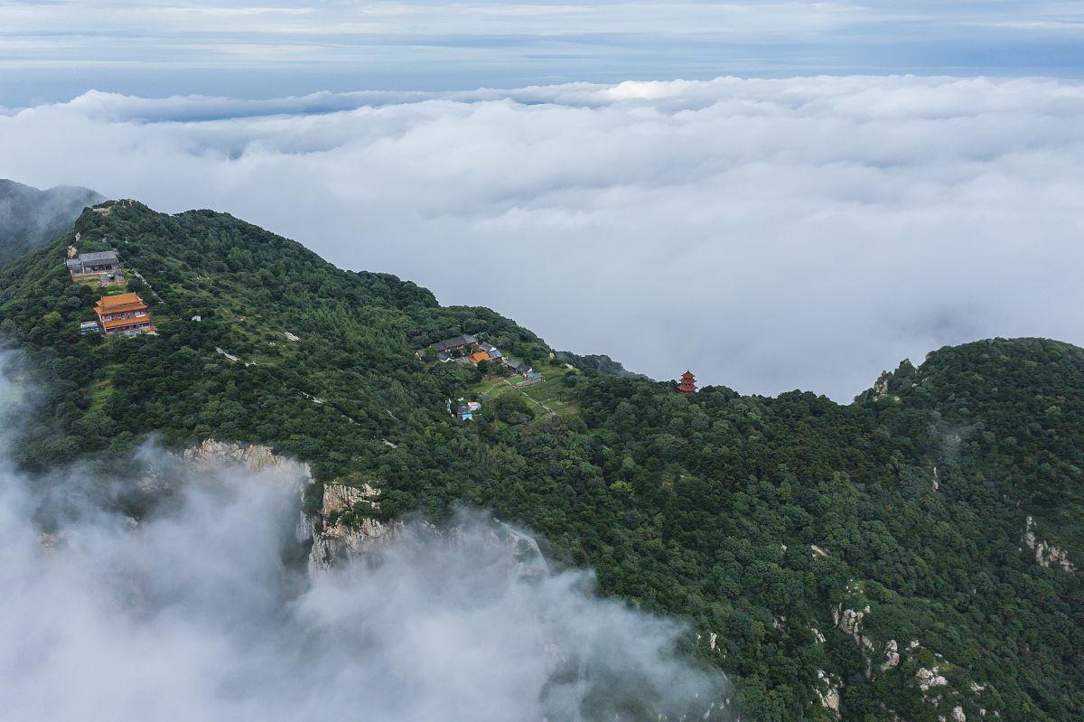 嵩山:中国道教名山 嵩山,中国五岳之一,位于河南省郑州市的壮丽山脉.