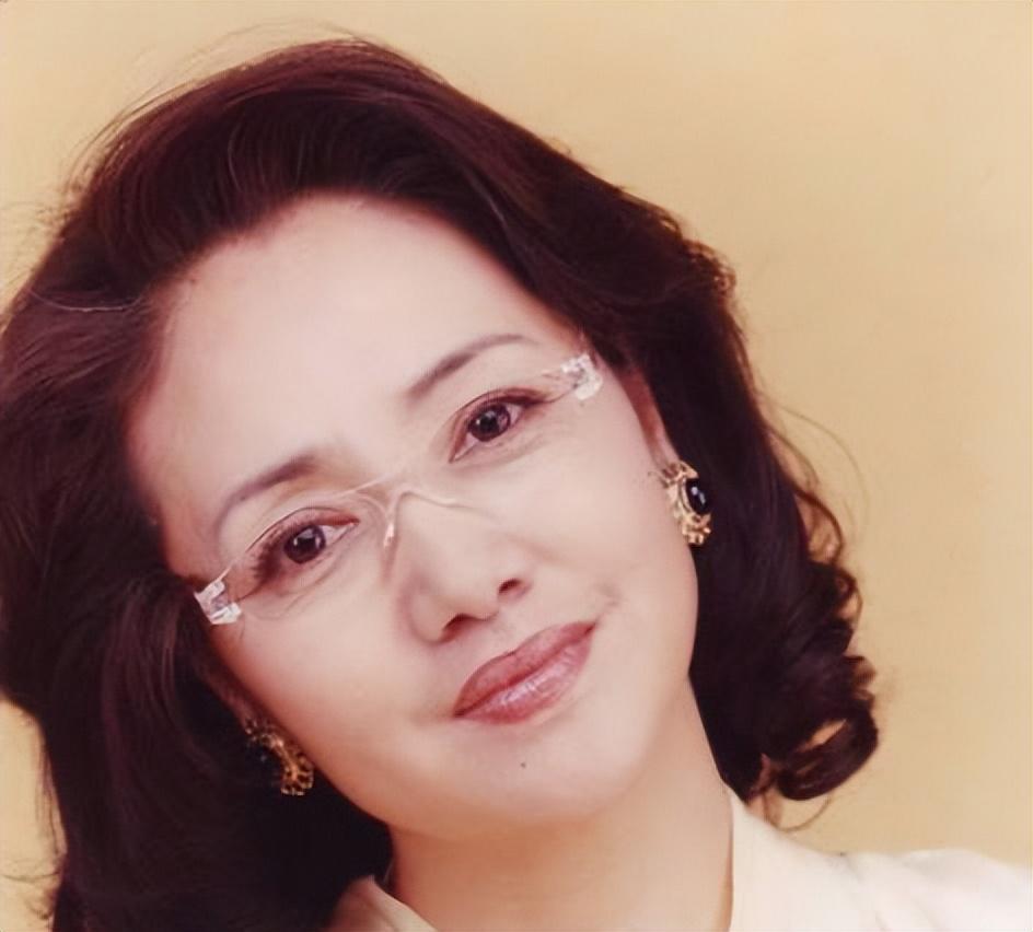 李野萍:国家级演员 李野萍是一位备受瞩目的女演员,曾在《中国式结婚