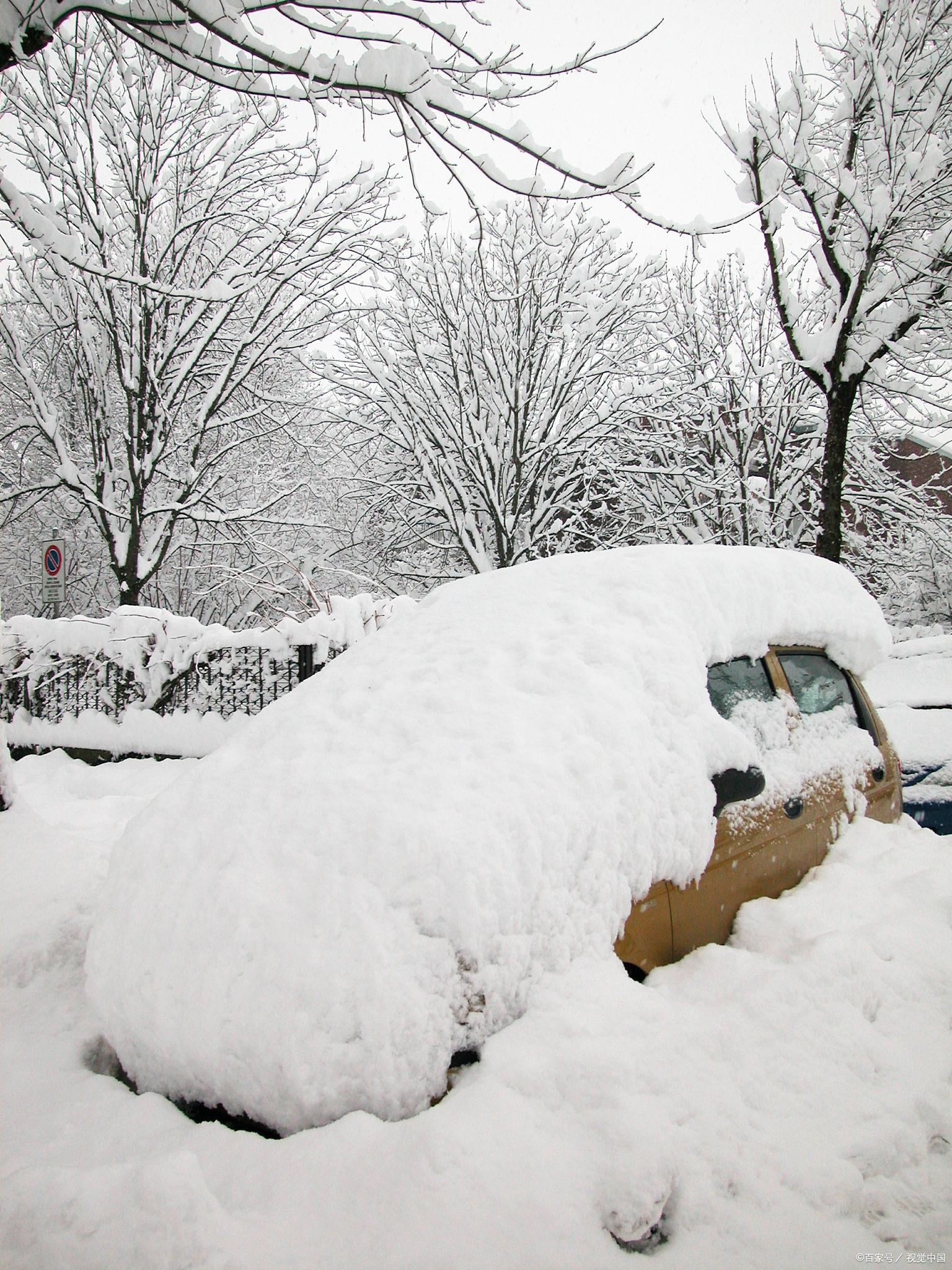 市民需谨慎出行,防寒保暖 河南省多地遭遇了罕见的鹅毛大雪,整个天空