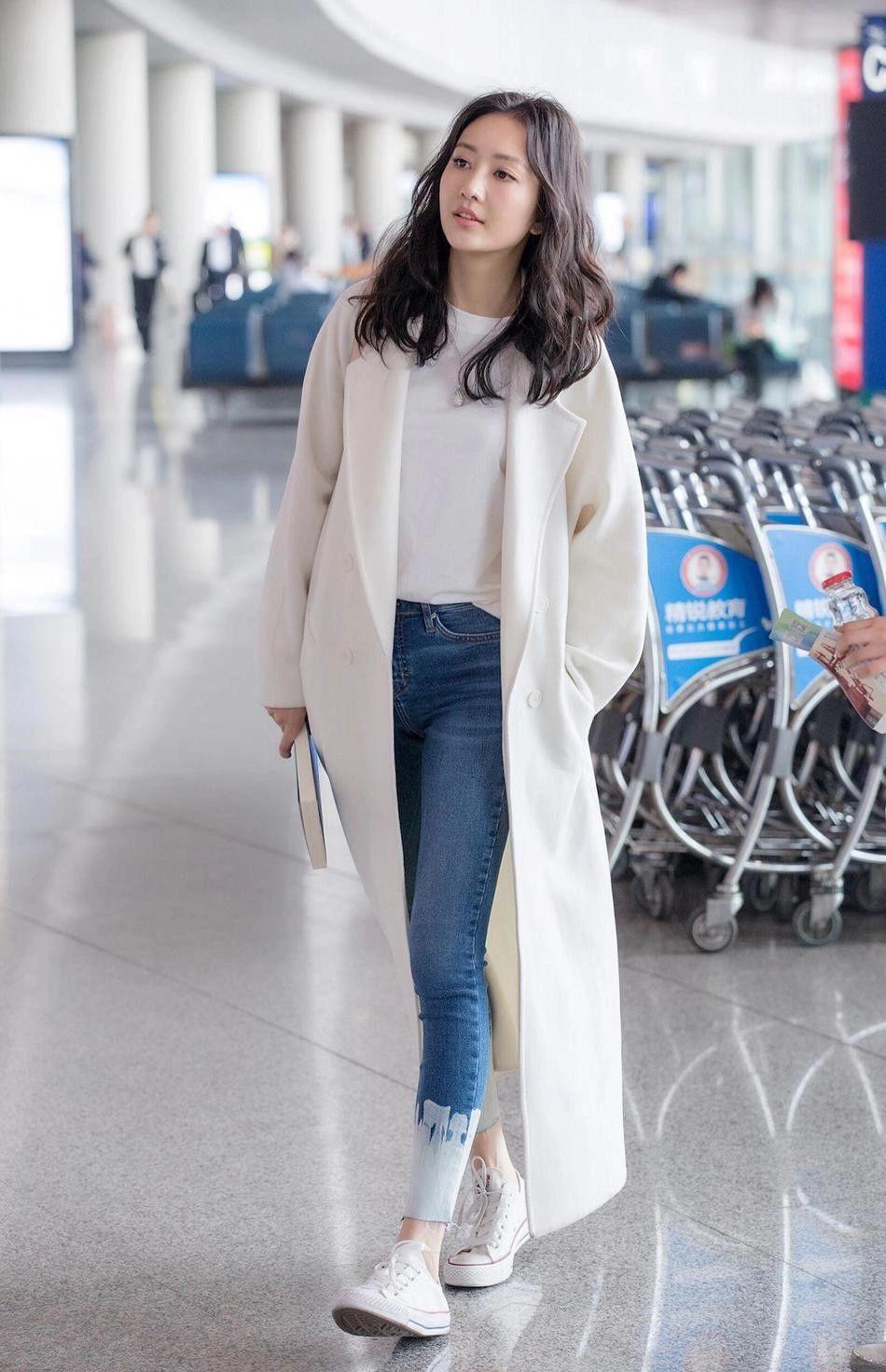 王鸥,这位备受瞩目的女演员,近日在社交媒体上晒出一张化妆照,正式