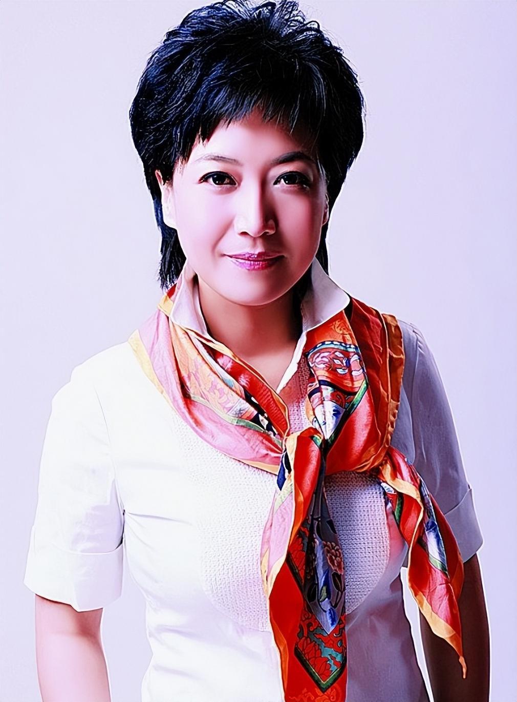 贺红梅:央视名主播的低调人生 贺红梅,这位央视的知名主播,以其自然