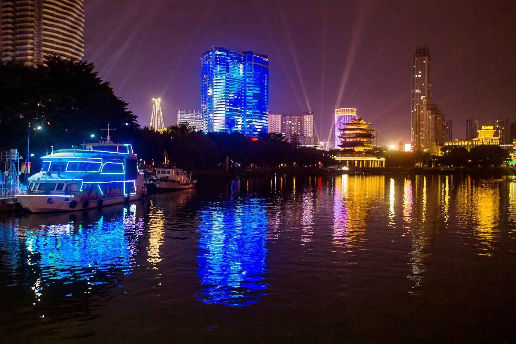 夜晚的邕江之旅:繁华与宁静的邂逅 南宁,一座融合古今的城市,其夜晚的