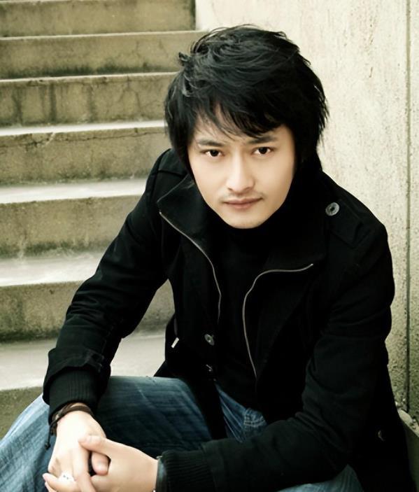 云飞:草原之声的传承与超越 云飞,这个名字如今在歌坛已然响亮,但他的