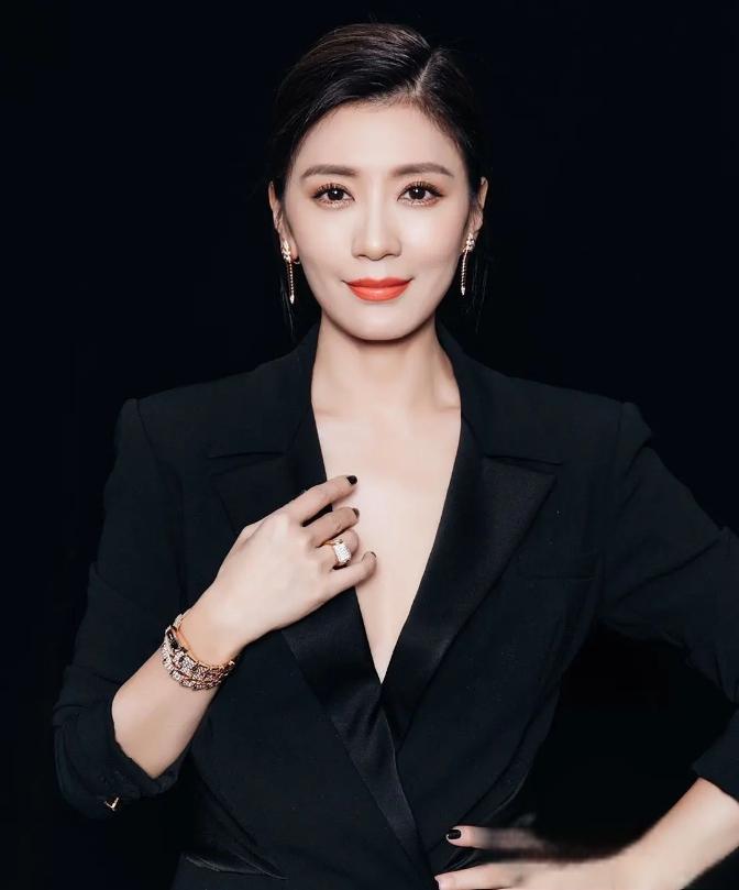 贾静雯:岁月逆袭的女神 贾静雯拍摄的一组性感内衣写真,让人惊艳不已.