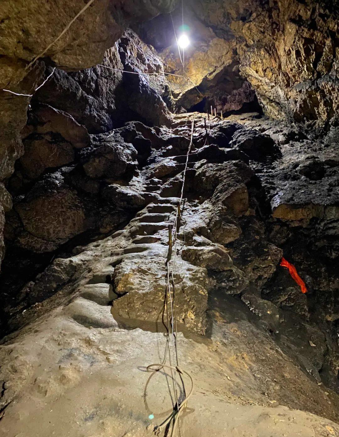 白石崖溶洞:藏区的神秘朝圣地 白石崖溶洞是藏区的一个神秘之地,尚未