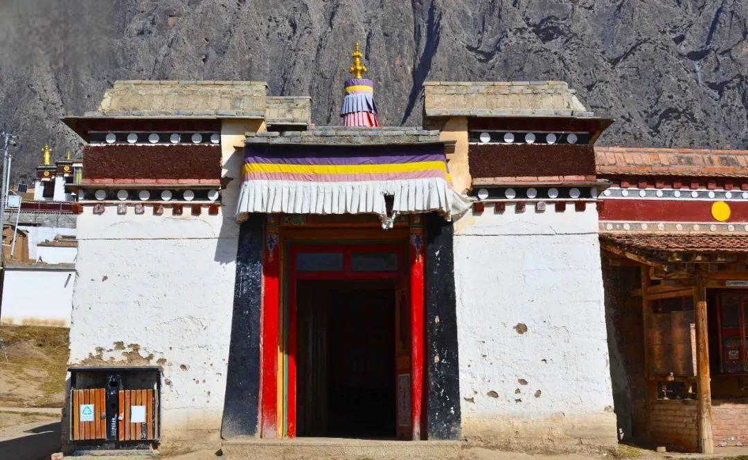 白石崖溶洞:藏区的神秘朝圣地 白石崖溶洞是藏区的一个神秘之地,尚未