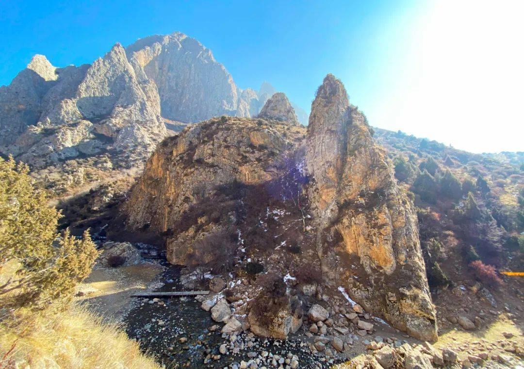 白石崖溶洞:藏区的神秘朝圣地 白石崖溶洞是藏区的一个神秘之地,尚未