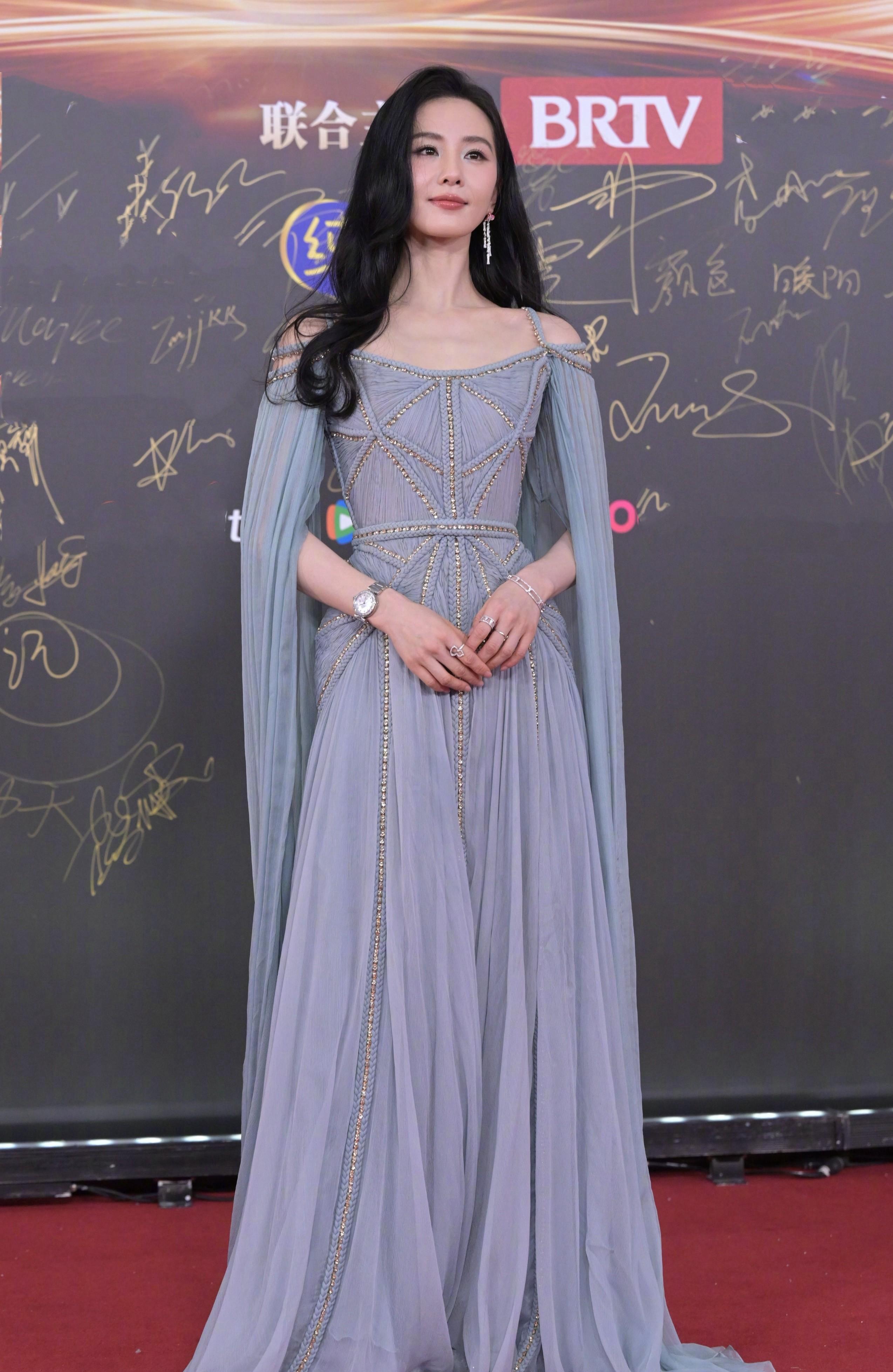 红毯上的美丽与寒冷:女明星们的"冰与火之歌" 北京的冬夜,气温直逼