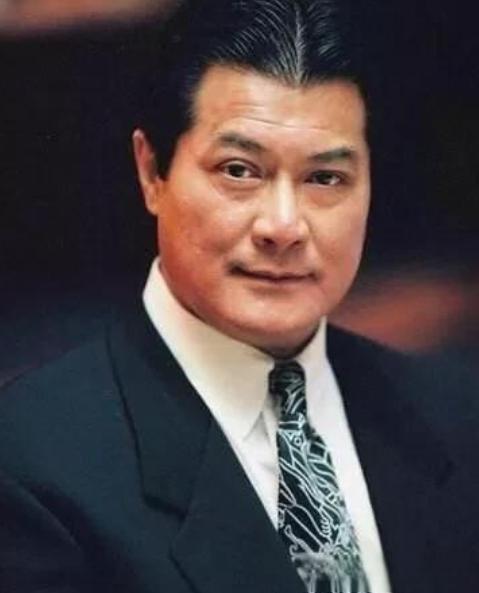 香港影坛双星:龙方与邓光荣的深厚情谊与非凡成就 龙方和邓光荣,两位
