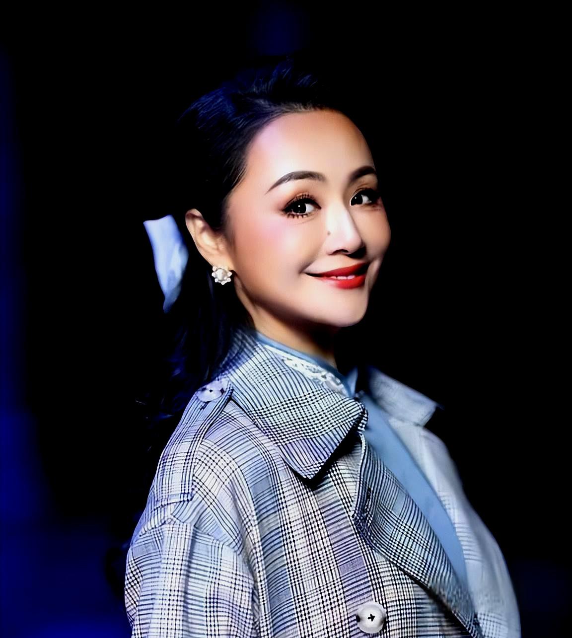 曹颖:梦想与家庭的平衡者 曹颖,北京女孩,自小家庭艺术氛围浓厚,对