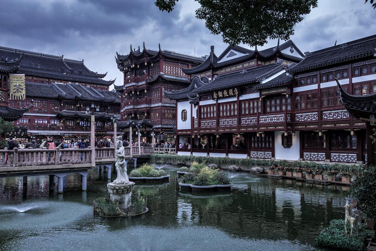 豫园,坐落于上海市黄浦区福佑路168号,是备受赞誉的古典园林之一