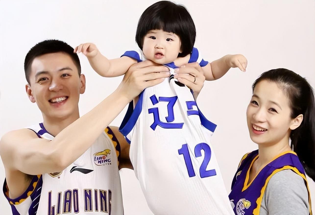 杨鸣3次提出离婚,1家4口破裂 杨鸣与唐佳良的婚姻出现了严重裂痕,多次