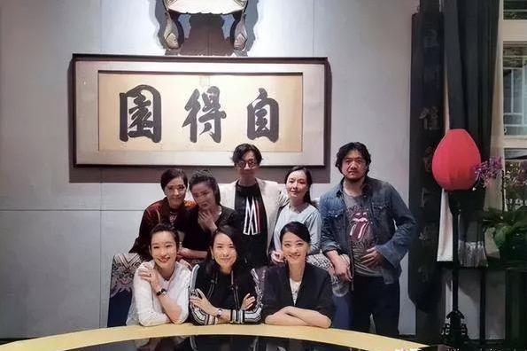 章子怡与秦海璐的素颜魅力 在最近的同学聚会上,章子怡和秦海璐的出现