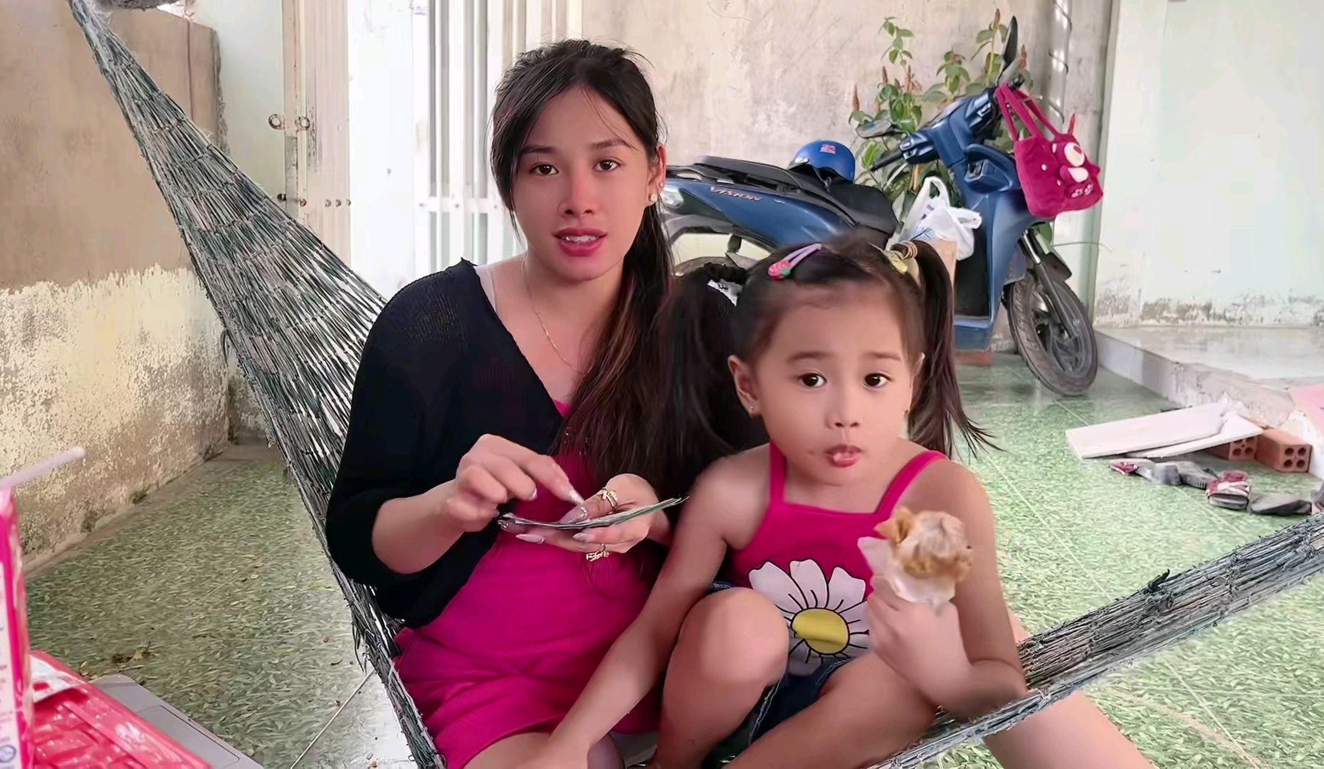 越南媳妇紫霞的婚姻遭遇 紫霞回到越南娘家,小赵为了照顾紫霞的心情