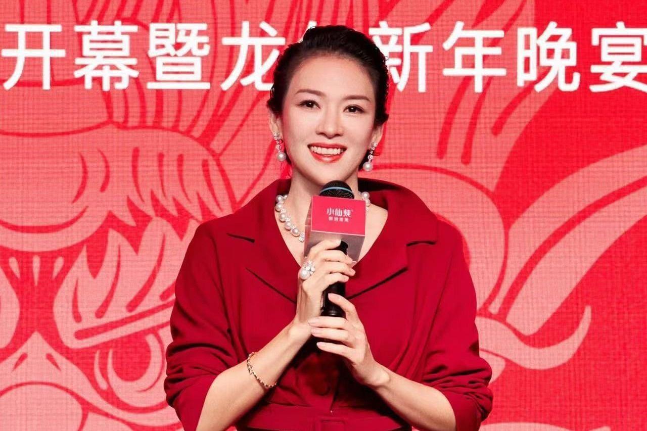 章子怡:44岁绝美风采 章子怡亮相代言的燕窝线下活动,44岁的她完全
