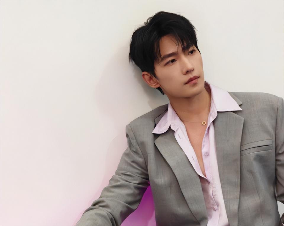 杨洋与王楚然热搜背后:演技与人气的双重较量 近期,杨洋和王楚然因