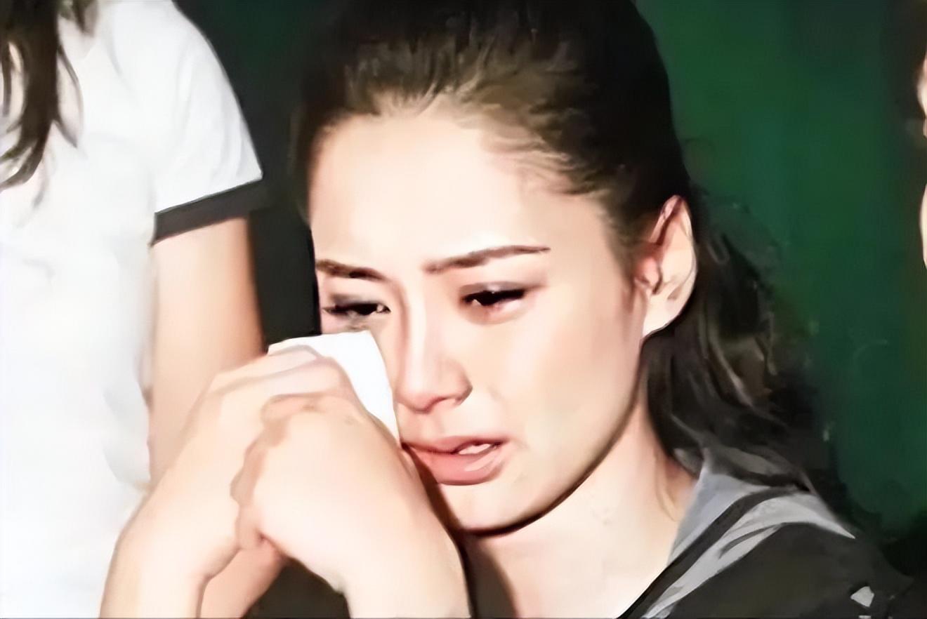 阿娇因为陈冠希的照片事件,名气没了,资源也没了.