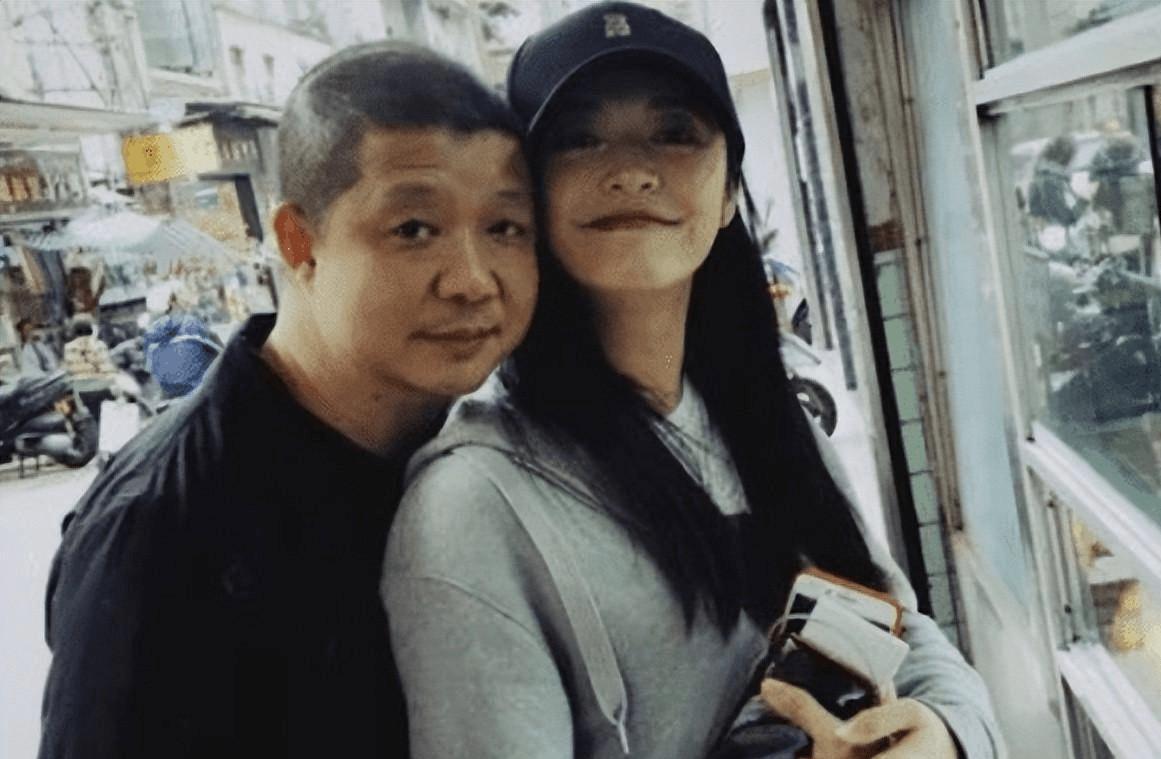 姚晨夫妇:幸福二婚生活 姚晨和老公曹郁一同现身朋友聚会,二人间的