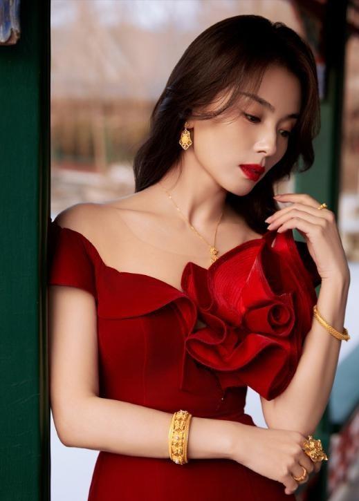 多才多艺的巨星,用实力和魅力征服观众 近期,46岁的刘涛以一袭红裙