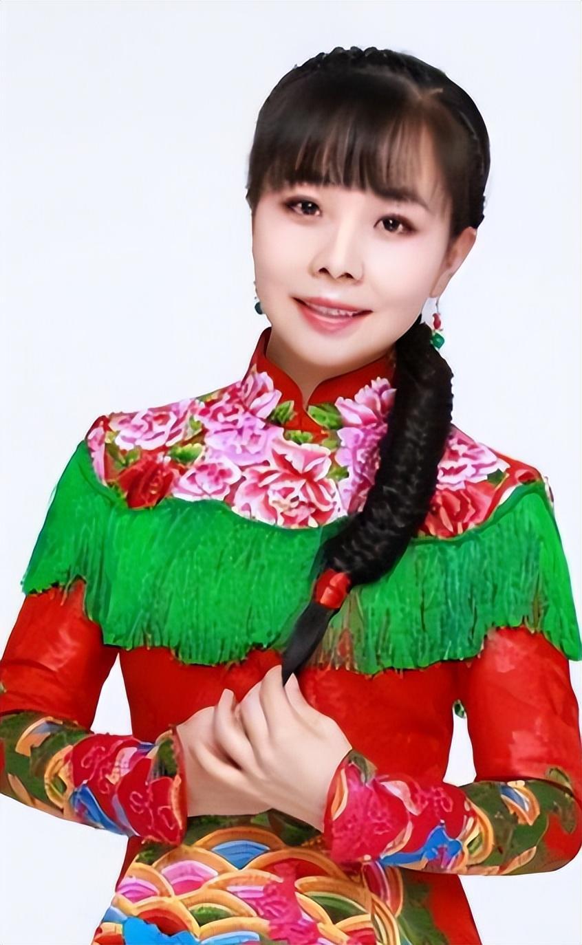 王二妮:事业与家庭的抉择 王二妮,一个陕北草根歌手,凭借《星光大道》