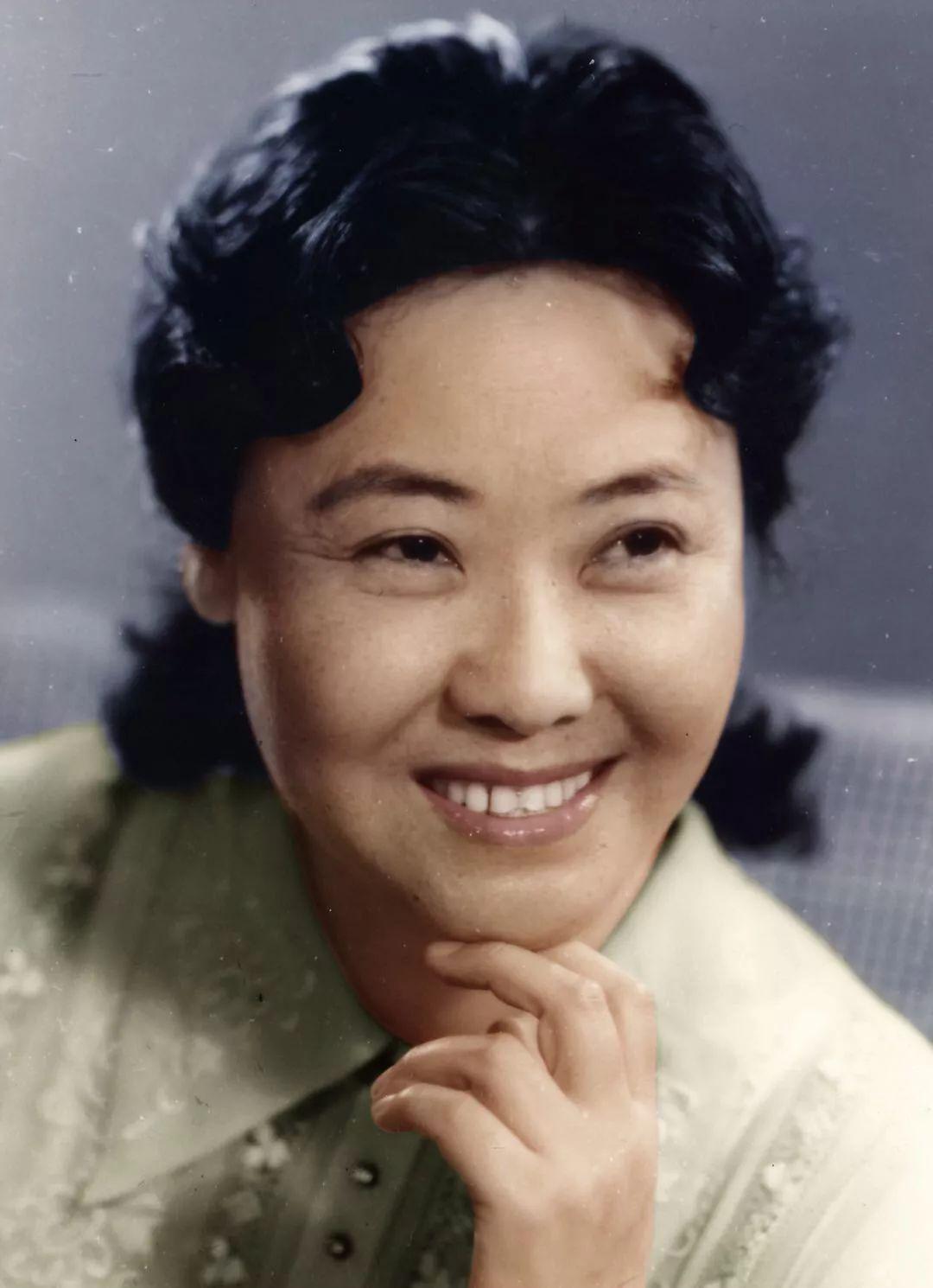 邓玉华,上世纪六,七十年代家喻户晓的女高音歌唱家,她的一生可谓起伏