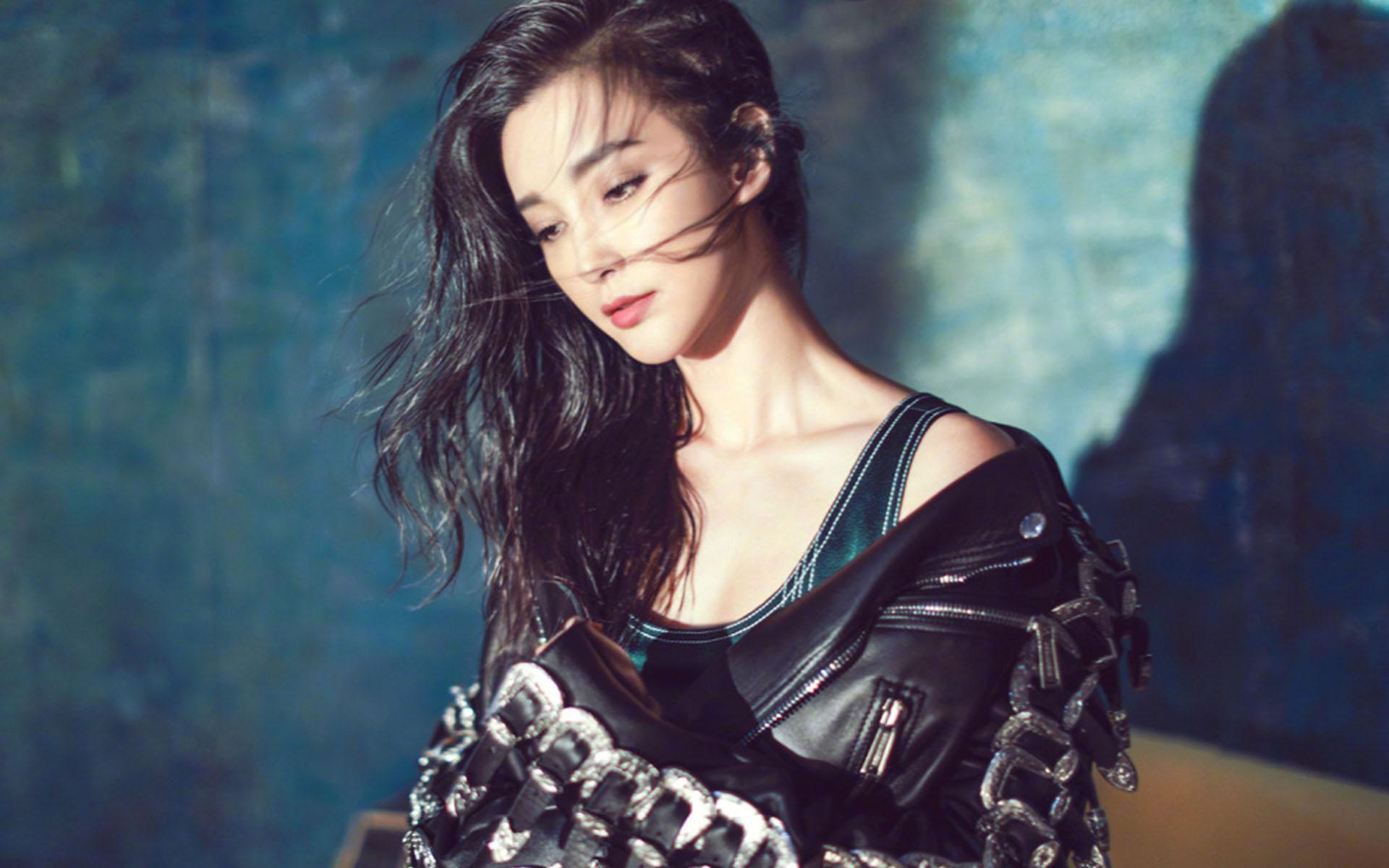 黄晓明,李冰冰齐蹲身为李宇春解围!