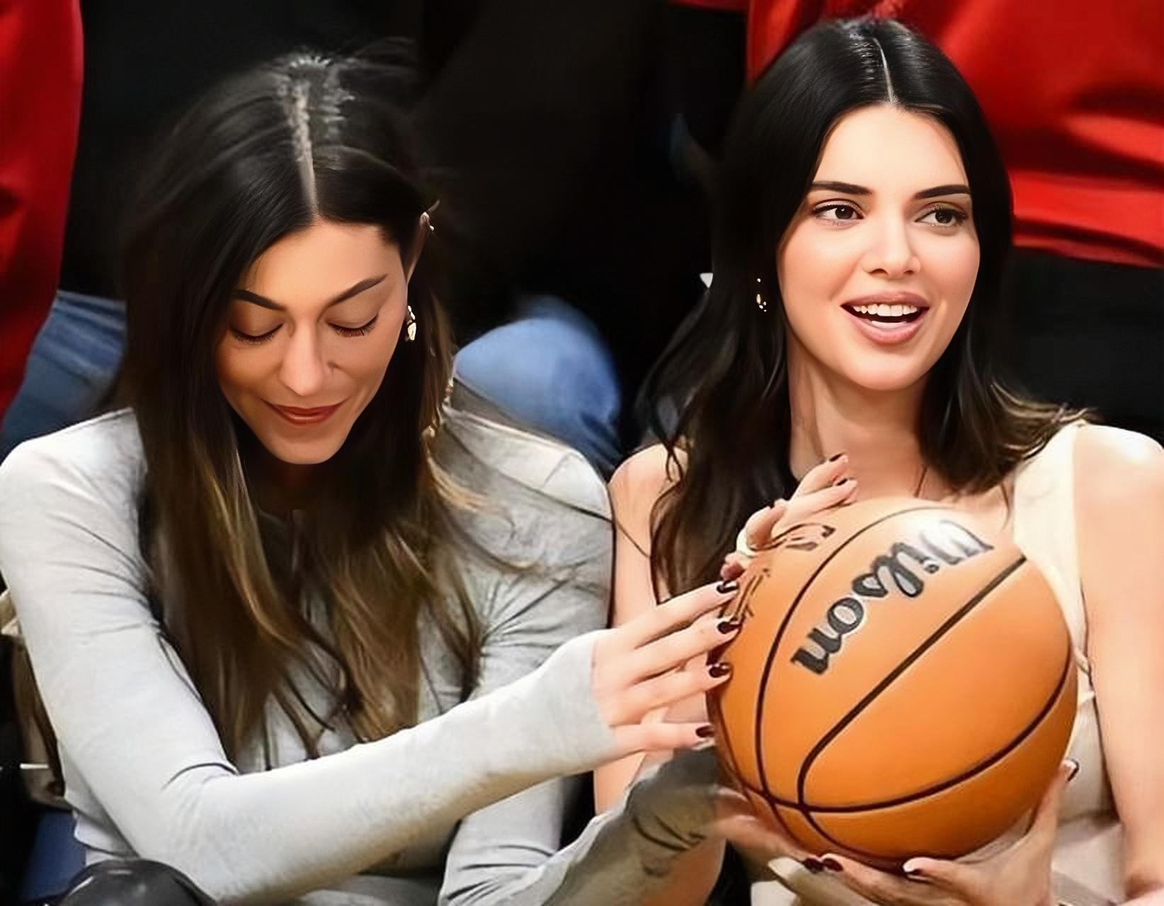 詹娜的nba选秀之旅:女强人的爱情与商业头脑 詹娜和她的闺蜜又一次