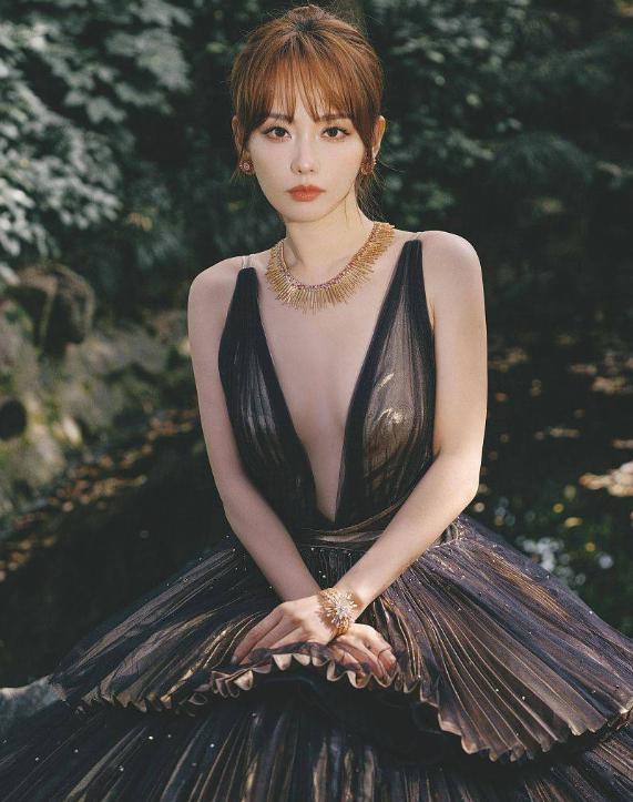 张嘉倪:性感泳衣大秀 张嘉倪最近在社交媒体上放出了一组泳装照,身穿