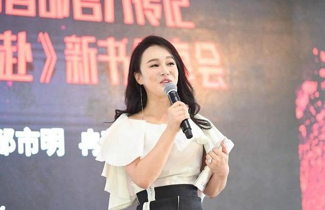 央视女主持冉莹颖:为爱放弃铁饭碗,坚守拳王背后的女人 央视女主持