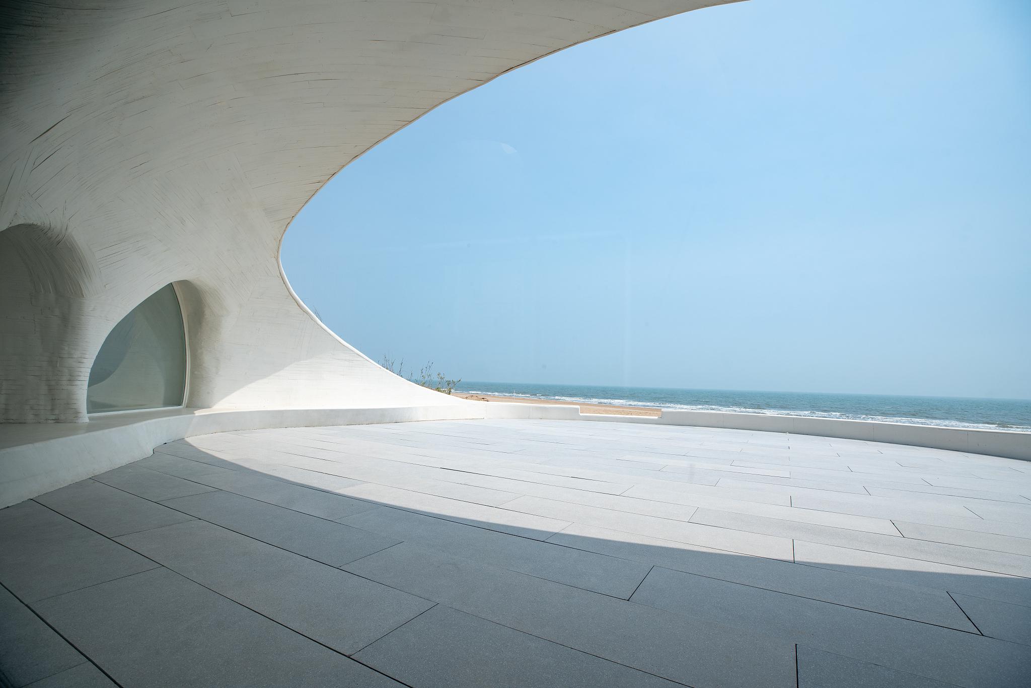 阿那亚,北戴河新区的瑰宝 早晨的第一缕阳光照在阿那亚的海滨,欢迎你