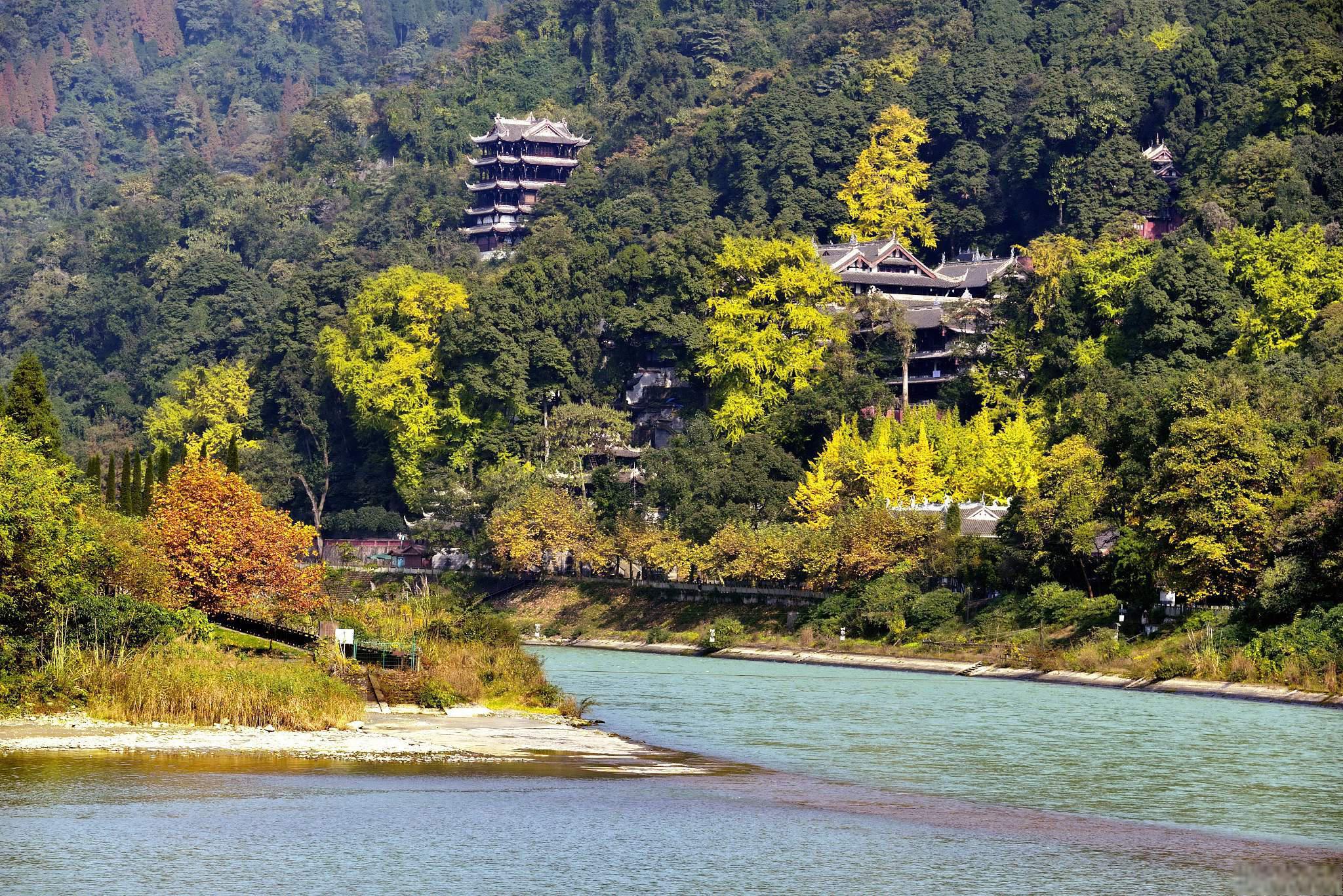 都江堰和青城山是四川省内著名的旅游景点,两地距离较近,可以一日游