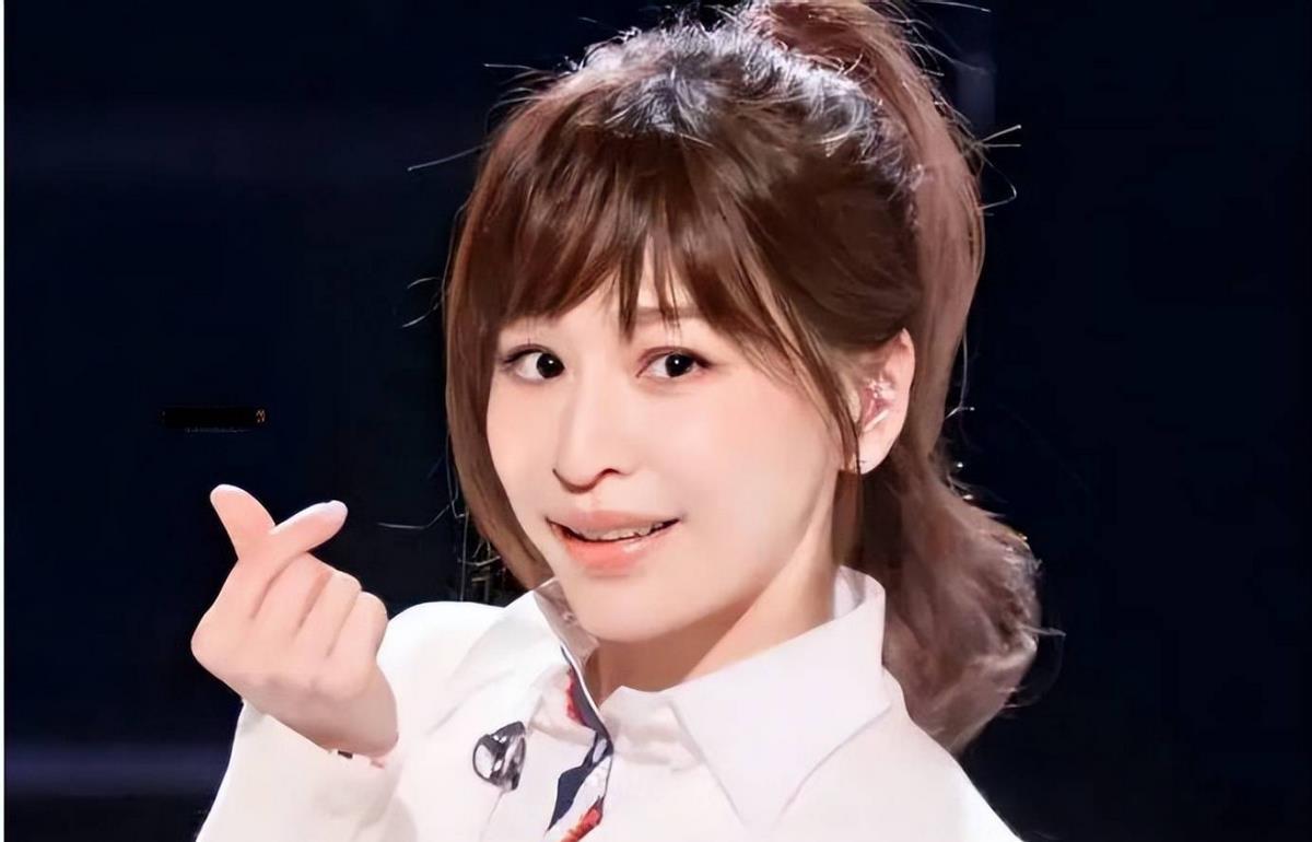 王心凌:爱情与成长的曲折之路 王心凌,一个在感情世界中历经风雨的