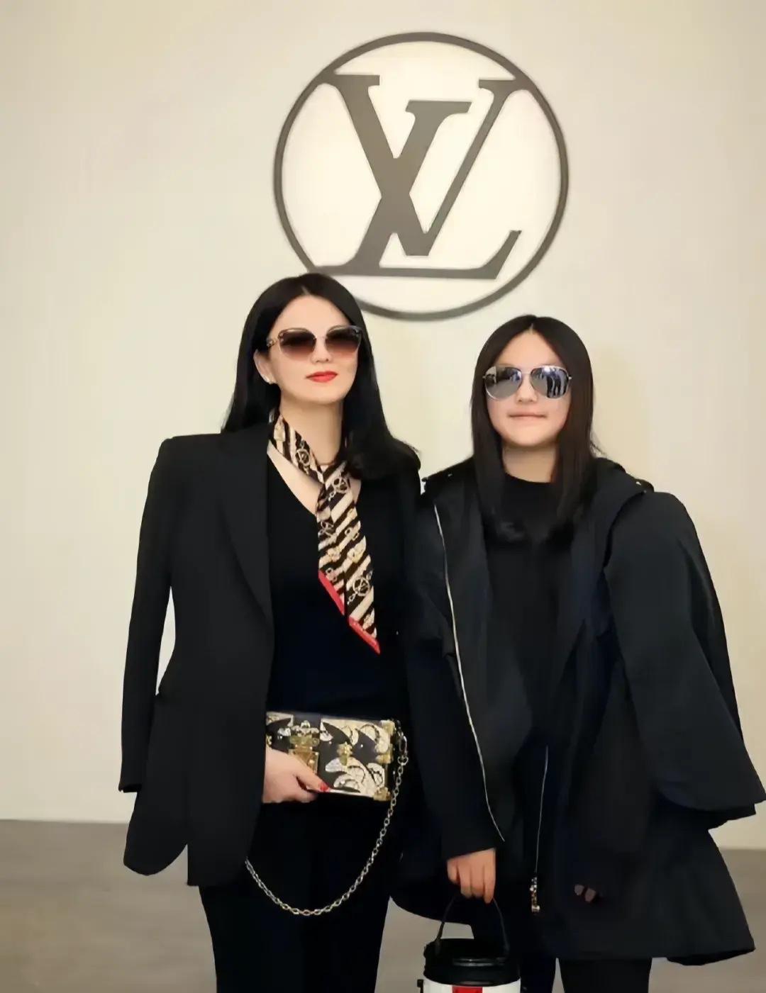 李湘与章子怡:娱乐圈中的坚韧与勇气 前段时间,李湘在复出后被记者问