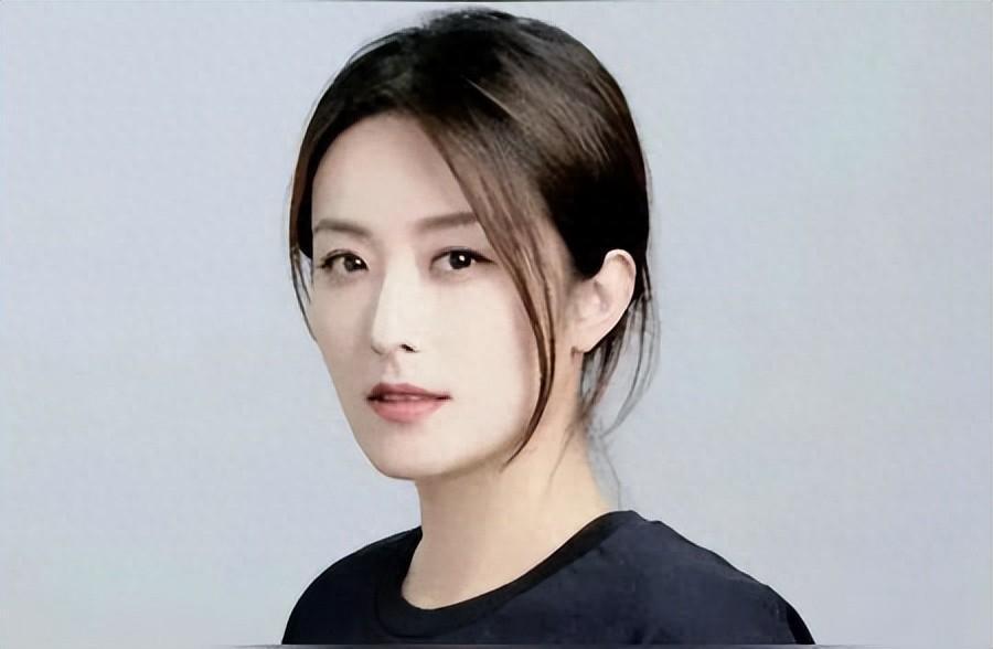 徐百慧:40岁单身女演员的魅力 徐百慧是一位美丽,才华出众的女演员,40