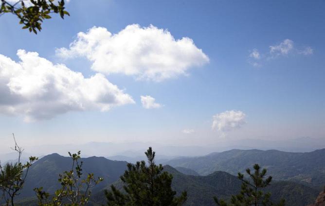 戴云山:福建省最高的山峰 戴云山,被誉为"闽中屋脊"的山峰,位于福建省
