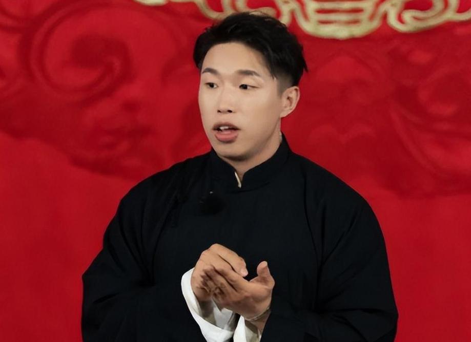 烧饼,原名朱建峰,是郭德纲的儿徒之一,也是德云社的骨干成员