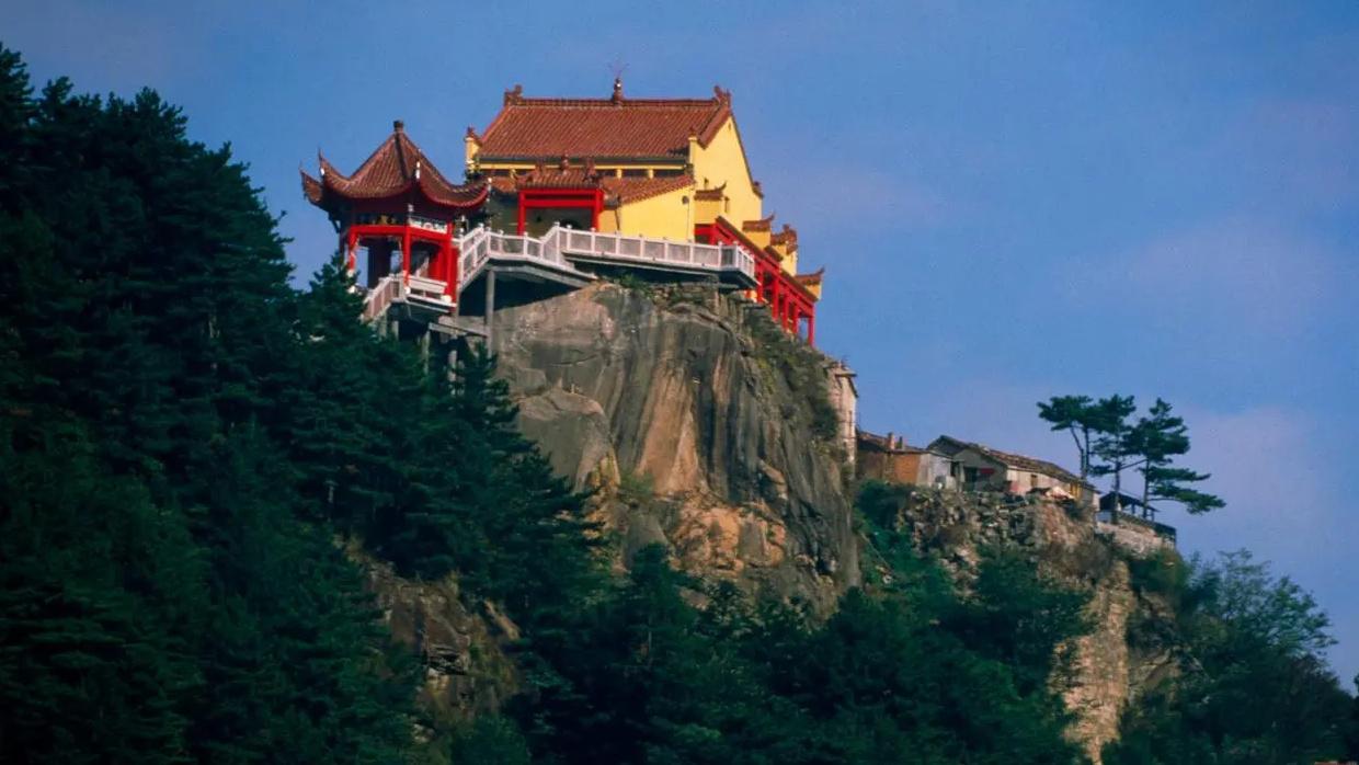 祝融峰:南岳四绝之首 祝融峰,南岳衡山之巅,是中国四大名山之一,也是