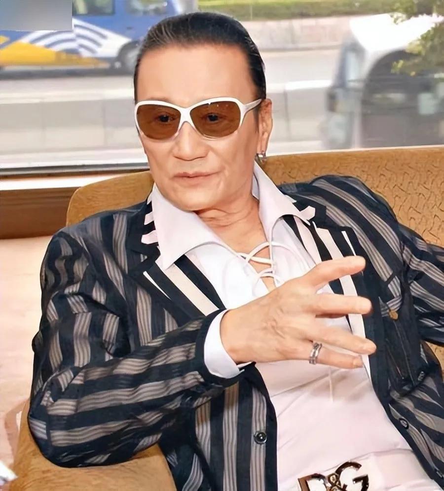 谢贤:香港电影圈的活字典与人生传奇 谢贤,出身于优越的家庭环境,天生